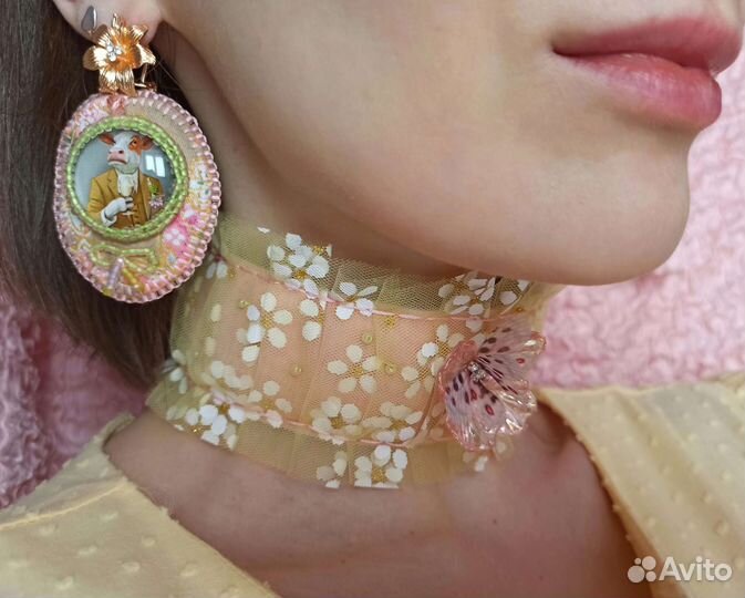 Чокер с ромашками и бабочкой