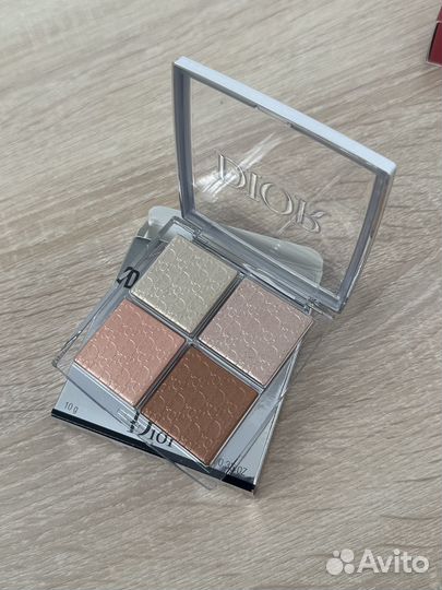 В наличии палетка хайлайтеров Dior Backstage 002