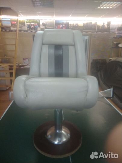 Сиденье для катера с продольно-скользящей стойкой