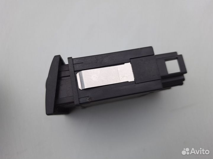 Кнопка лючка бензобака Skoda Octavia A4