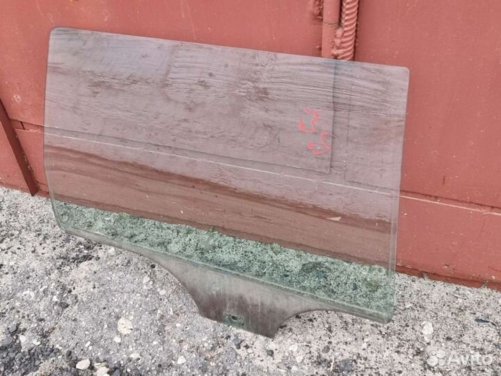 Стекло задней правой двери Пассат Б-5+ универсал