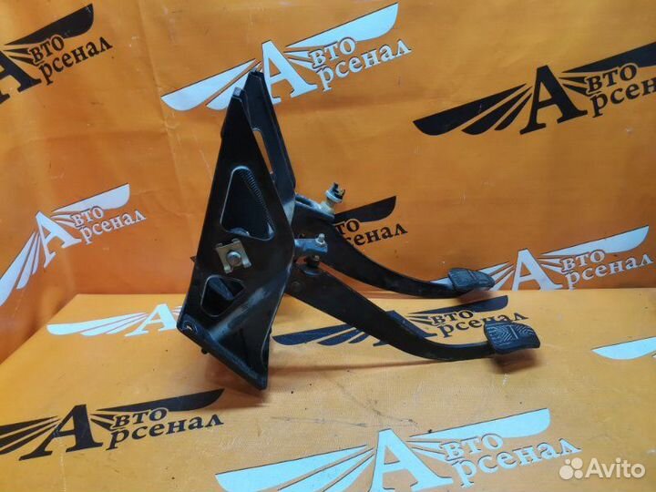 Блок педалей тормоза и сцепления Шевроле Нива