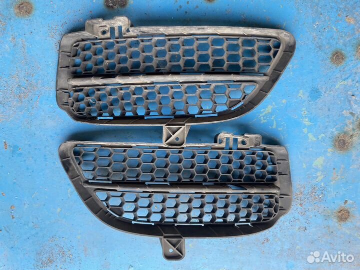 Сетки переднего бампера 7L6 853 665 B Туарег GP