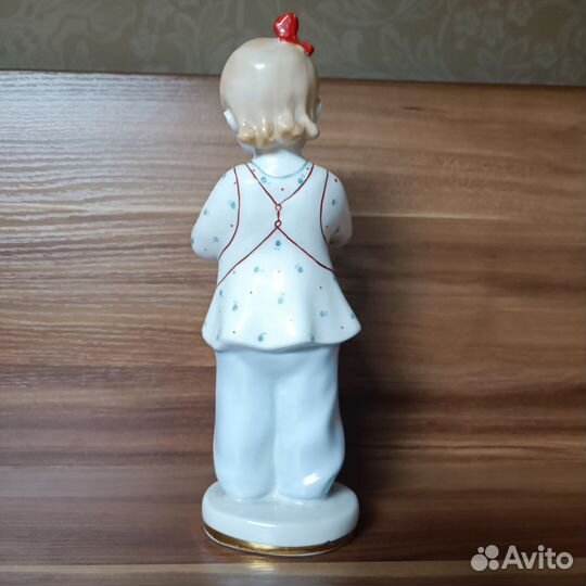 Фарфоровая статуэтка Первосчет девочка лфз