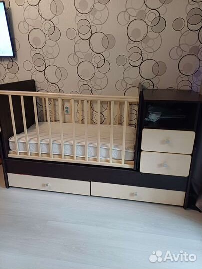 Продам кроватку растущую 2 в 1 с матрасом и тумбой