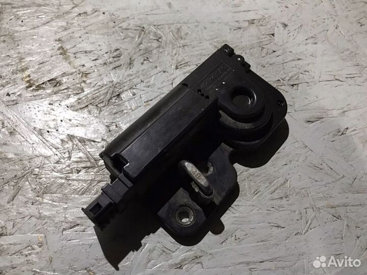 Доводчик (замок) крышки багажника Cayenne VW touar