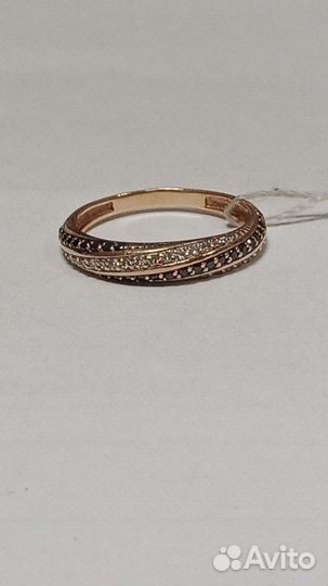 Золотое кольцо с черными и белыми бриллиантами