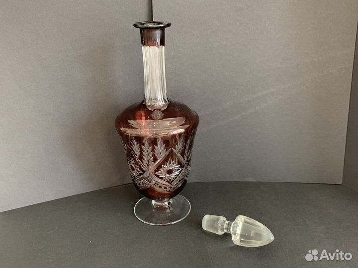 Антикварный графин с рюмками из цветного стекла