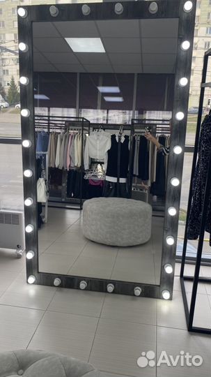 Продам большое зеркало, раздевалку, пуф