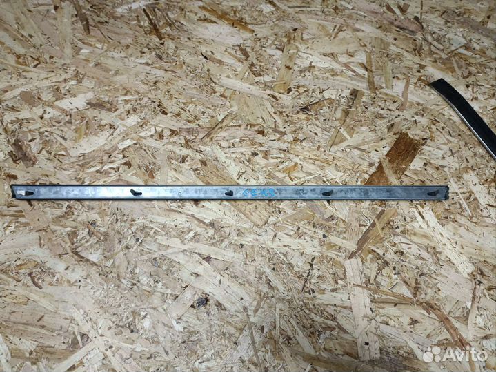 Уплотнитель двери Toyota Corolla CE108 задней прав