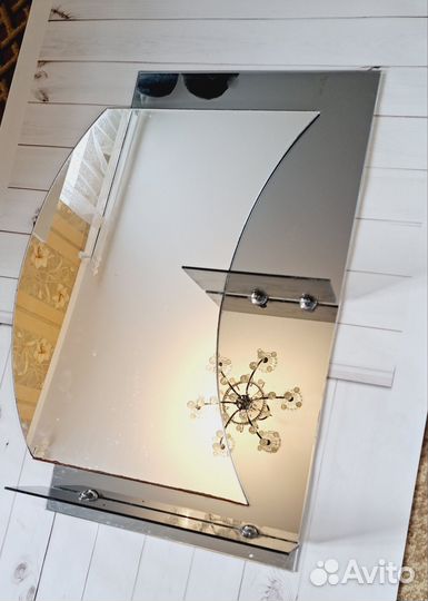 Зеркало в ванную с полочкой