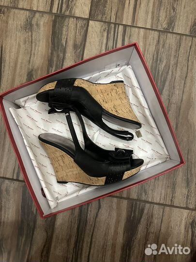 Босоножки guess