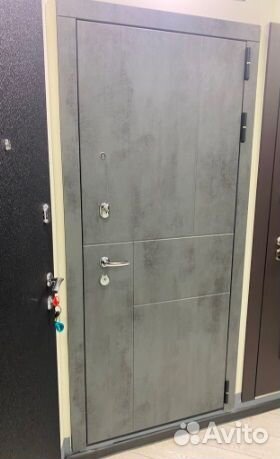 Дверь входная с зеркалом