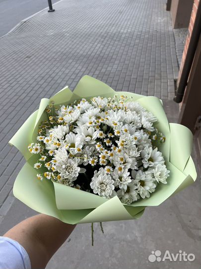 Букет из хризантем и ромашек