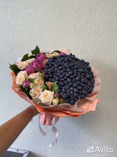 Розы - букет из голубики