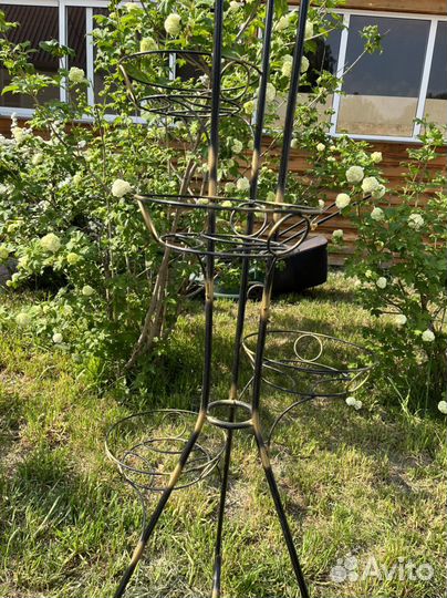 Напольная кованая стойка для цветов