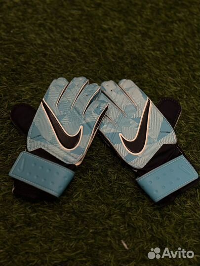 Футбольные перчатки nike
