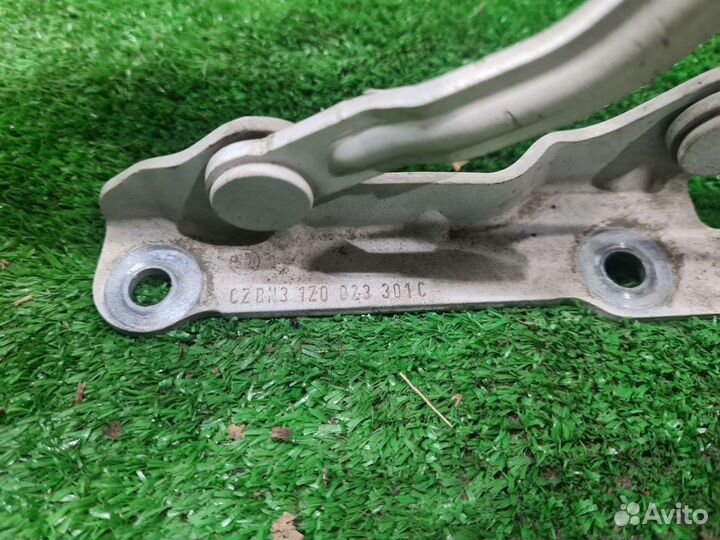 Петля капота передняя левая Skoda Octavia A5