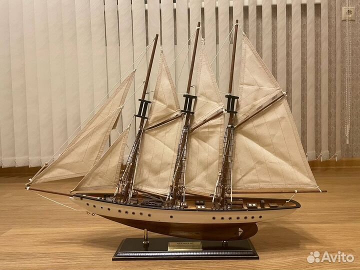 Коллекционная модель яхты, корабля деревянная