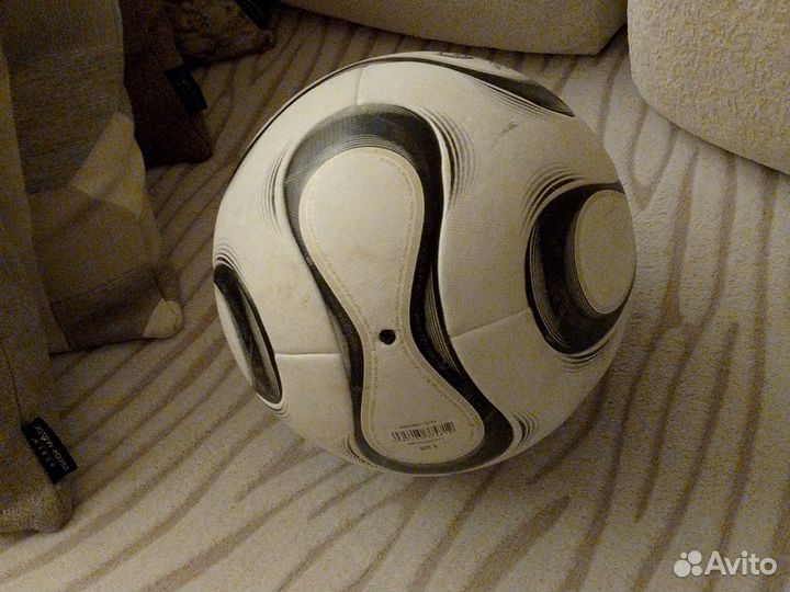 Футбольный мяч adidas teamgeist