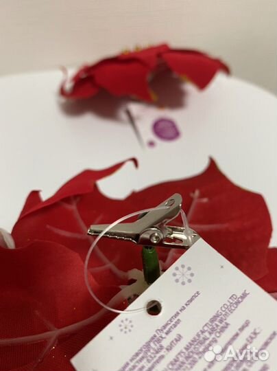 Новогоднее украшение пуансеттия на клипсе