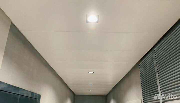 Металлический коридорный потолок Hook on