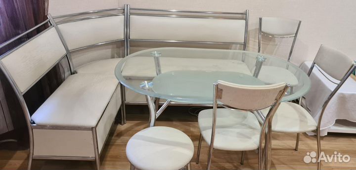 Продам угловой диван со столом и стульями на кухню