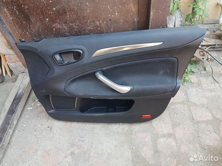 Обшивка двери Ford Mondeo 4