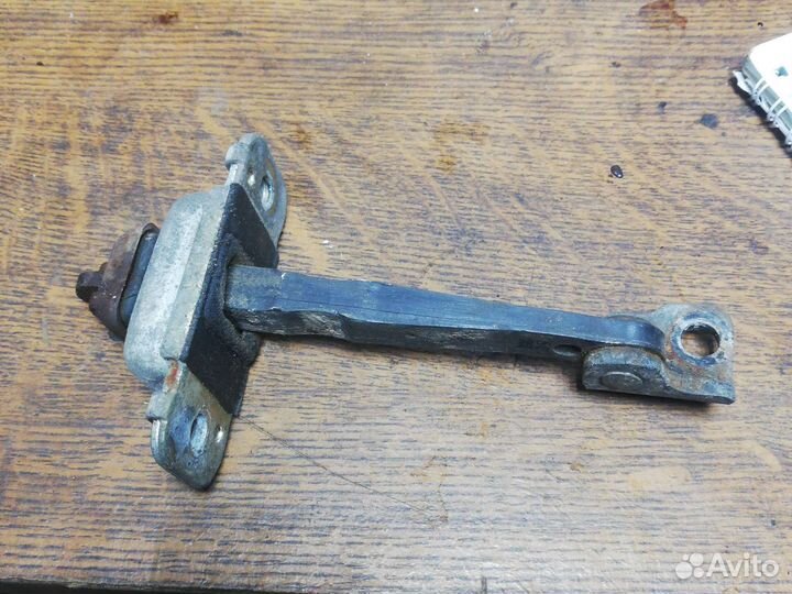 Ограничитель двери Киа Рио 1