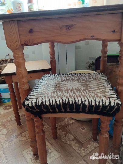 Кухонный стол с табуретками