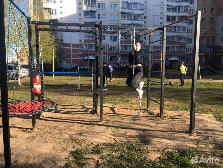 Уличный спорткомплекс с качелью