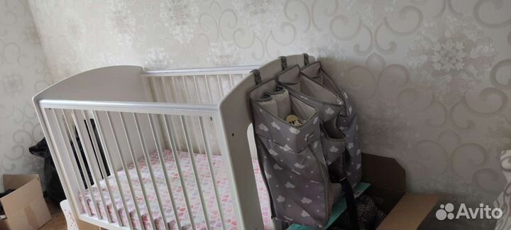 Детская кроватка с поперечным маятником