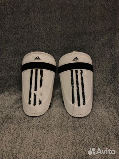 Щитки футбольные