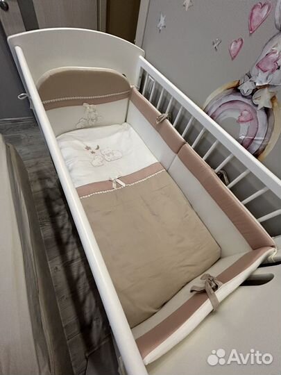 Детская кроватка с маятником