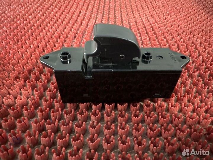 Кнопка стеклоподъемника задняя правая Mitsubishi