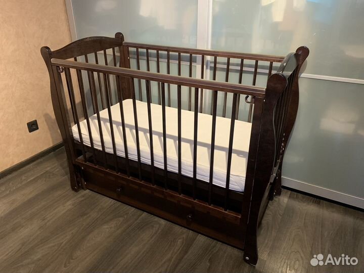 Детская кроватка с продольным маятником