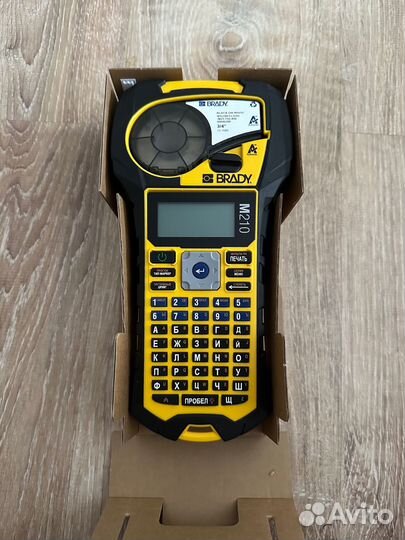 Портативный ленточный принтер Brady M210