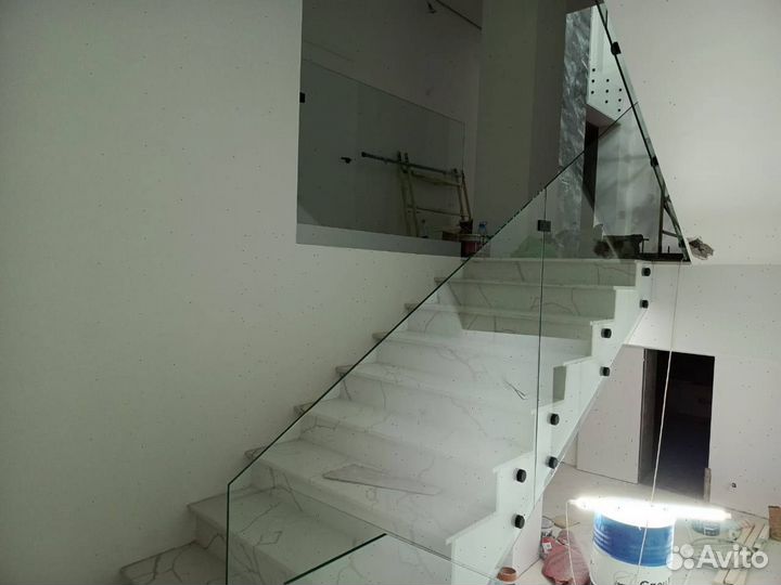 Перила для лестниц из стекла с доставкой