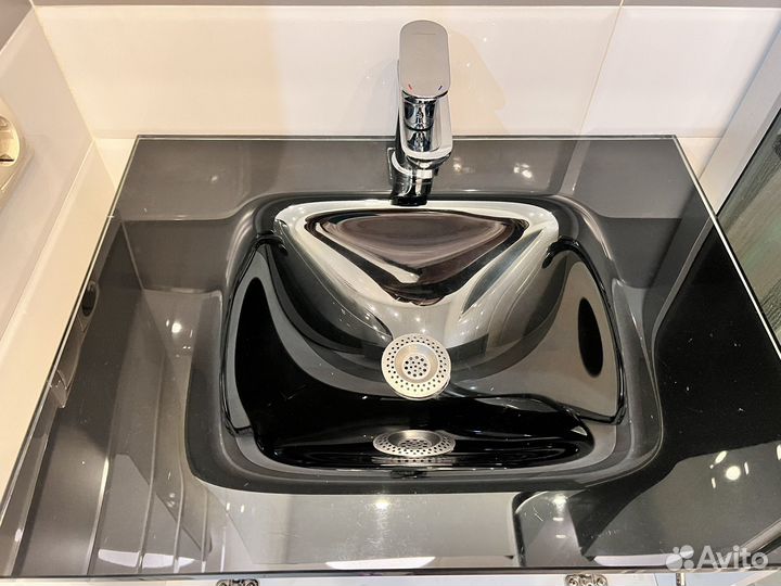 Раковина в ванную черная