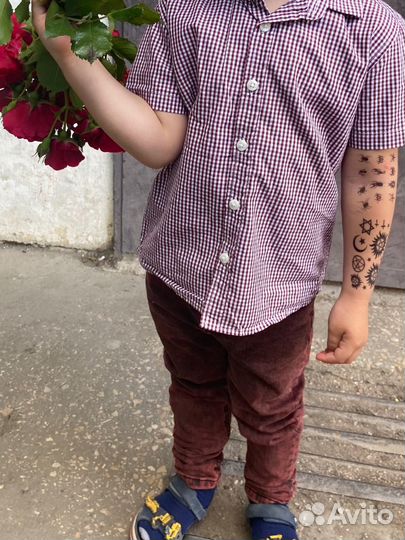 Рубашка и бордовые джинсы 104 110