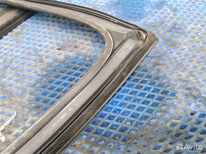 Уплотнитель стекла двери передний левый Volkswagen