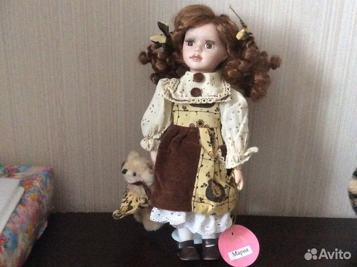 Кукла фарфоровая и марионетка клоун