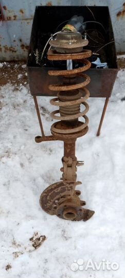 Передняя правая стойка со ступицей на ваз 2110