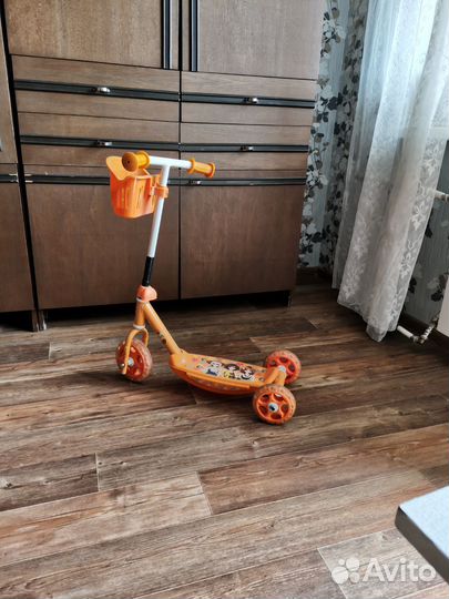 Самокат на 3 колёсах с корзиной