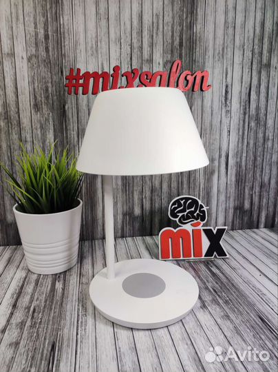 Настольная лампа Xiaomi с беспроводной зарядкой