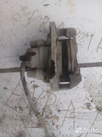 Суппорт передний левый Toyota Yaris 2008