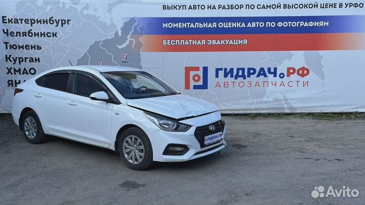 Решетка в бампер центральная Hyundai Solaris 86561