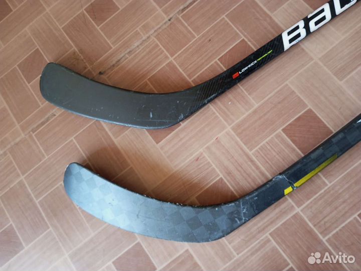 Хоккейный шлем и клюшки