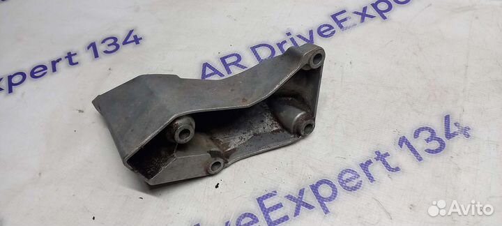 Кронштейн двигателя левый Skoda Superb 1 1.8