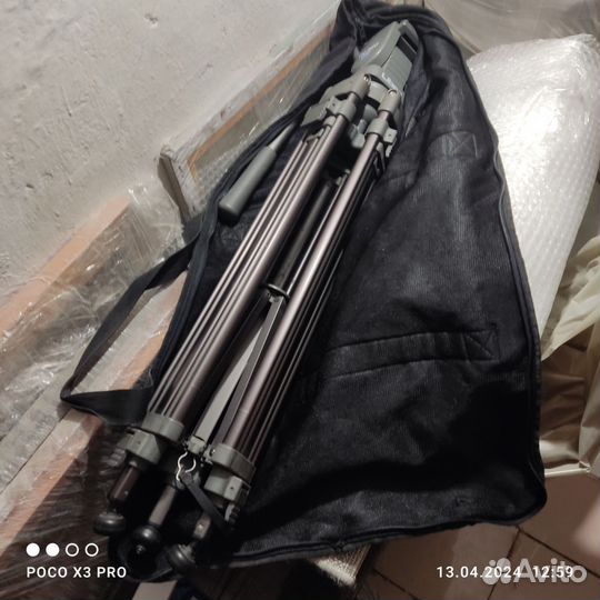 Цифровая камера Panasonic с штативом